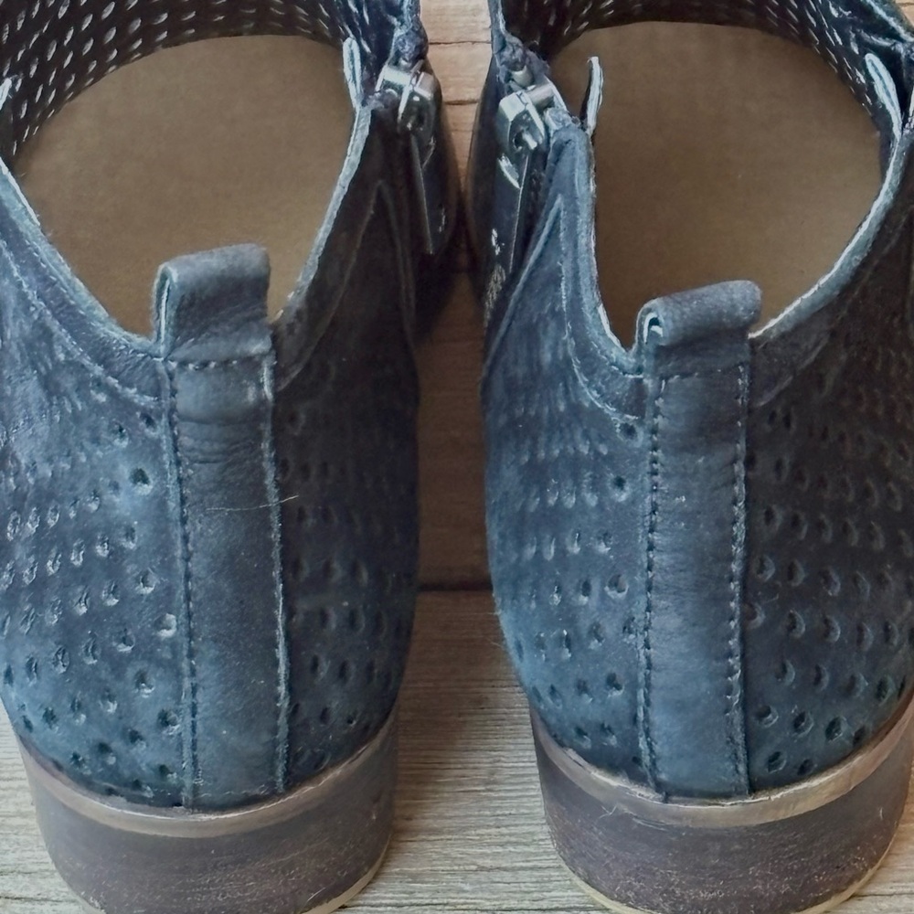 Lucky Brand Perforated Black Leather Ankle Zip Boots Booties 7M - Picture 4 of 8